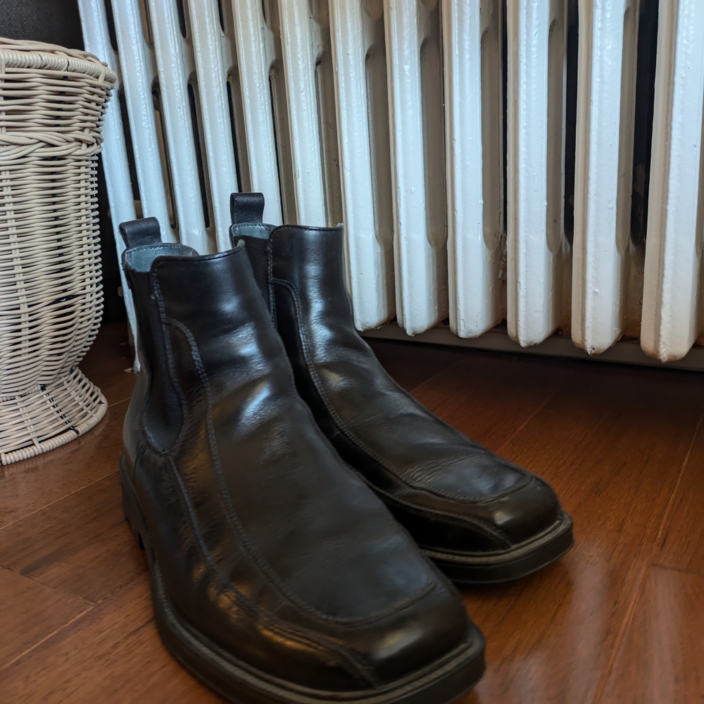 Dockers Black Men’s Leather Chelsea Boots